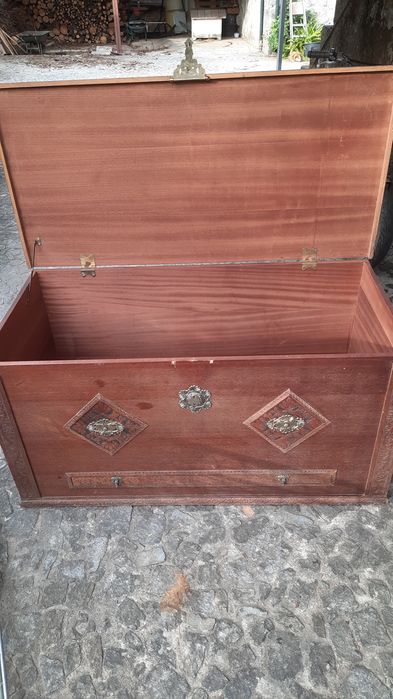 Arcas ou Baús rusticos. Com desenhos.