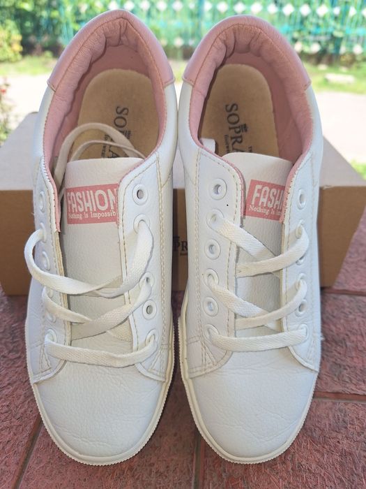 Жіночі білі мокасини