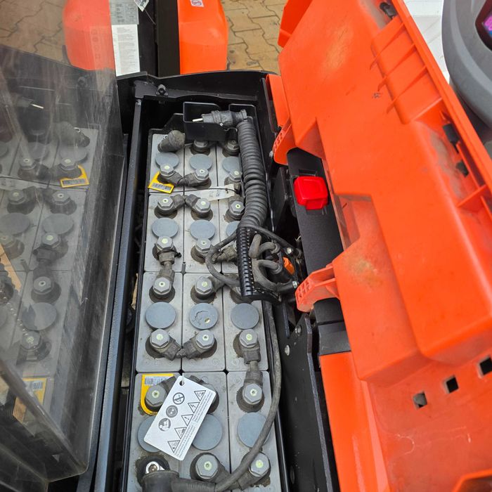 Paleciak elektryczny z niskim masztem Toyota Swe 200 unoszone ramiona