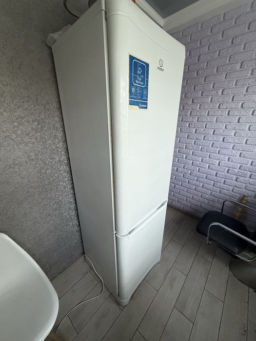 Холодильник Indesit