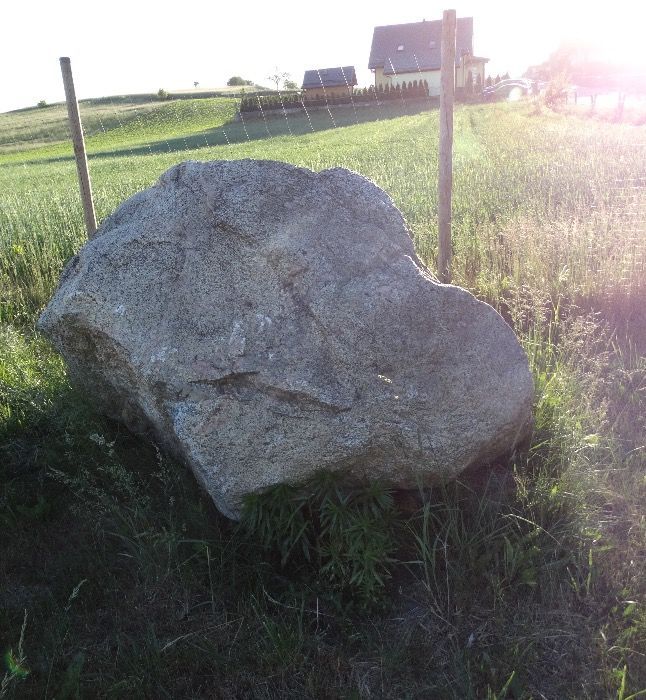 Kamienie Ozdobne, Monumenty Obeliski