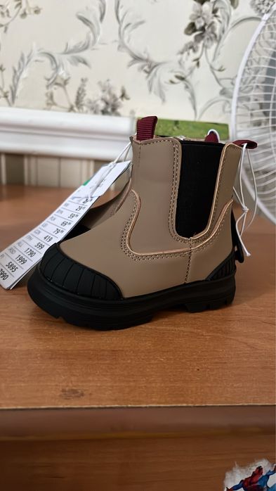 Дитячі черевики.