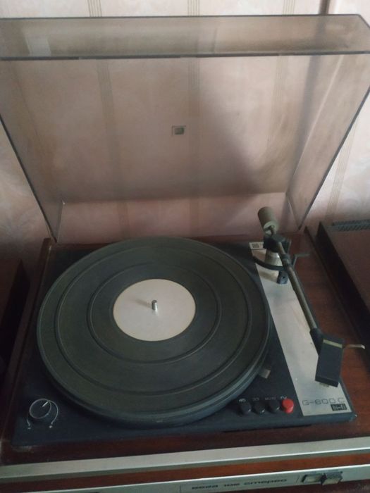 Проигрыватель винила Вега с усилителем и тюнером