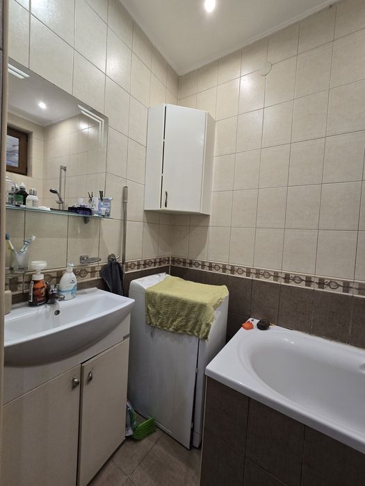 Продаж будинку-напівособняка розташований в спокійному районі міста