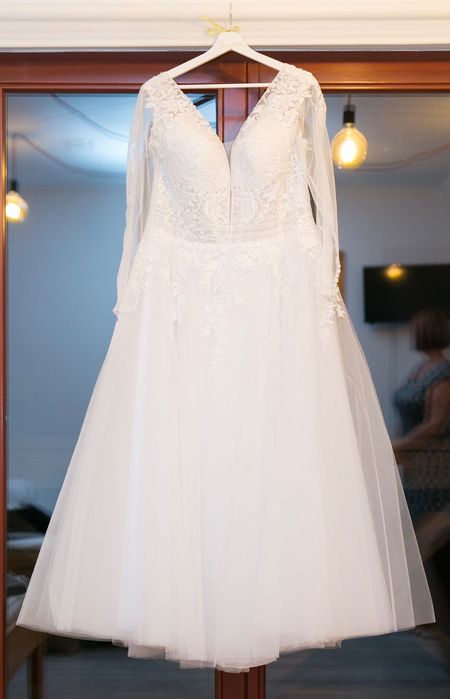 Przepiękna suknia ślubna z ozdobnymi rękawami