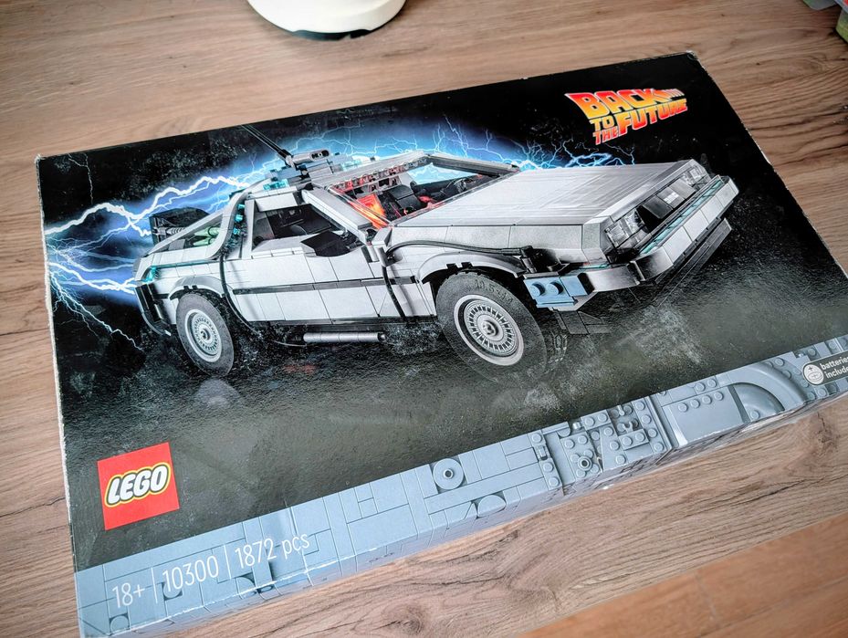 LEGO 10300 - Wehikuł czasu z „Powrotu do przyszłości”