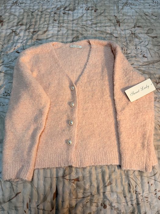Cardigan Feminino Sweet Lady em Tricô Peludinho Rosa Claro com Botões Pérola