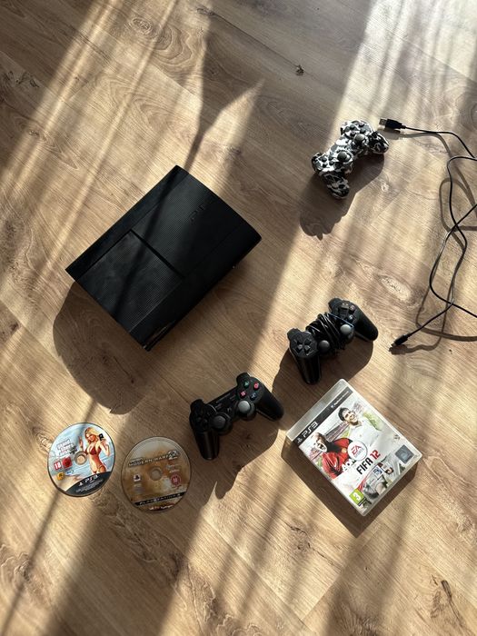 Sony PlayStation 3 Ps 3 super slim 500 gb 2 pady 3 gry okablowanie