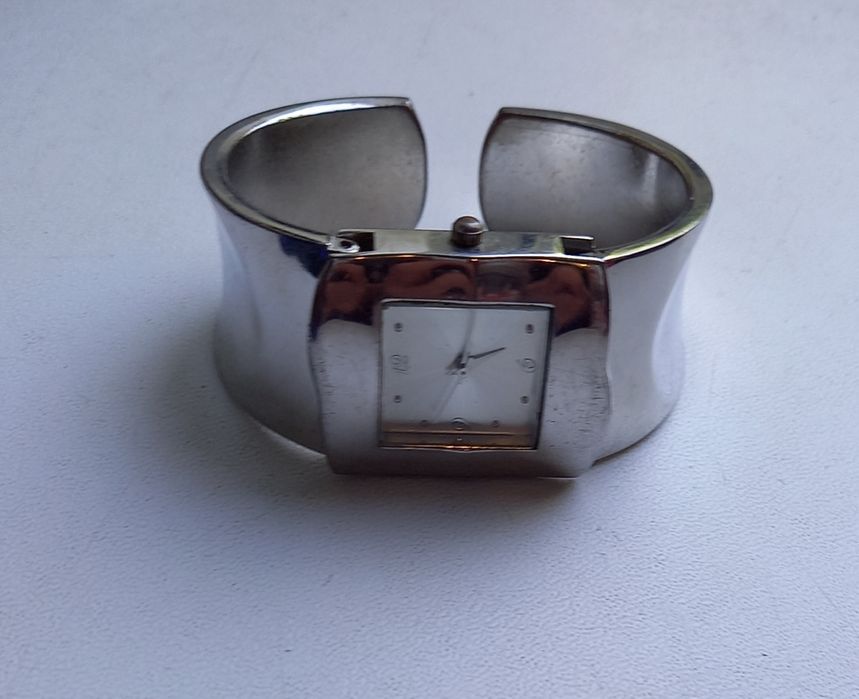Кварцевые часы- браслет