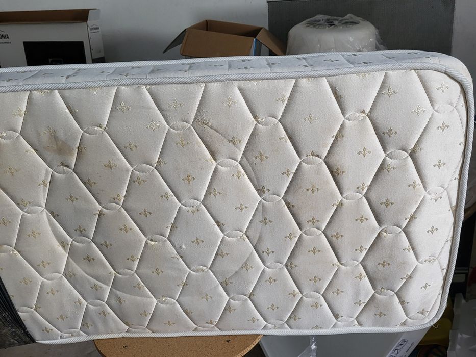 Berço de bebe em madeira com colchão