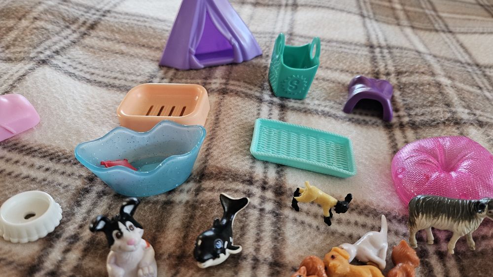 Маленькі фігурки тваринок та аксесуари до них.