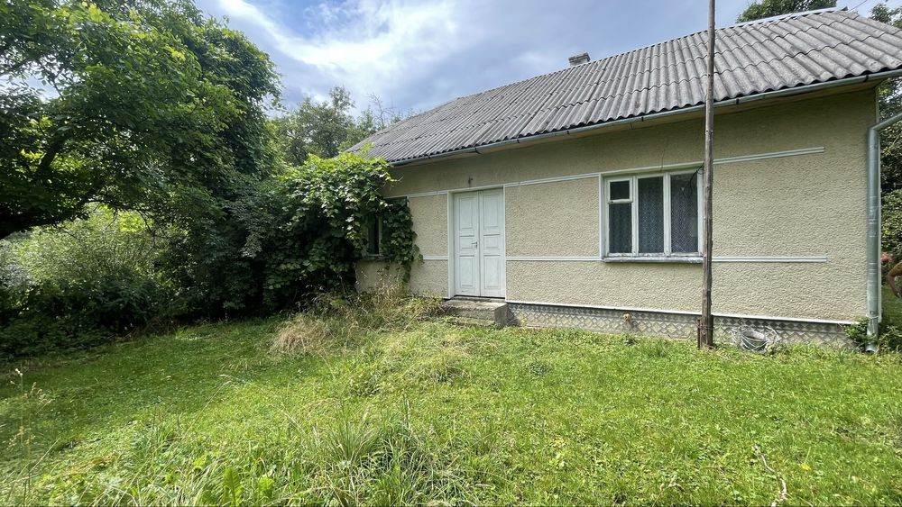 Продається хата в с.Солотвин з індивідуальним опаленням .