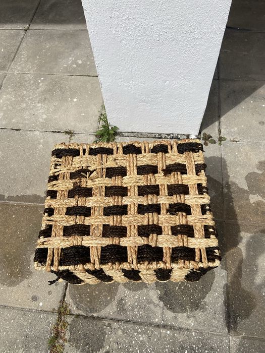 Cesto de rafia em bom estado