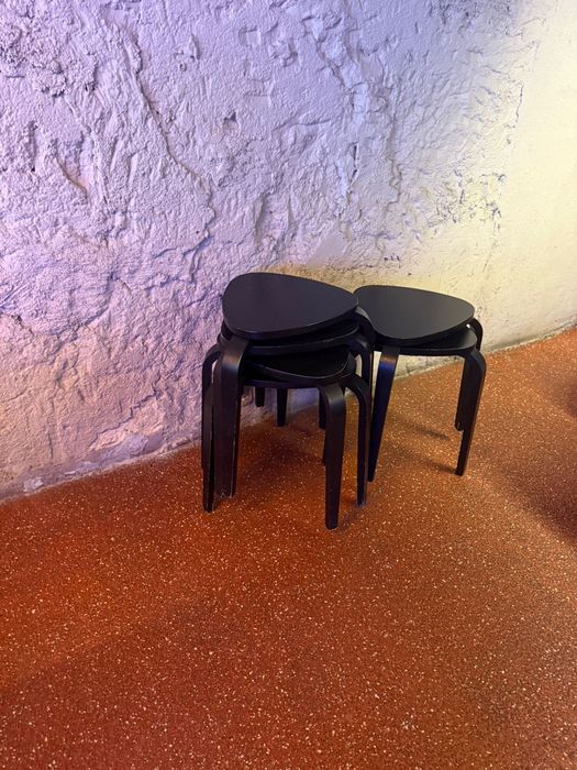 17 mesas marmore preto 28 cadeiras madera e 12 bancos madeira