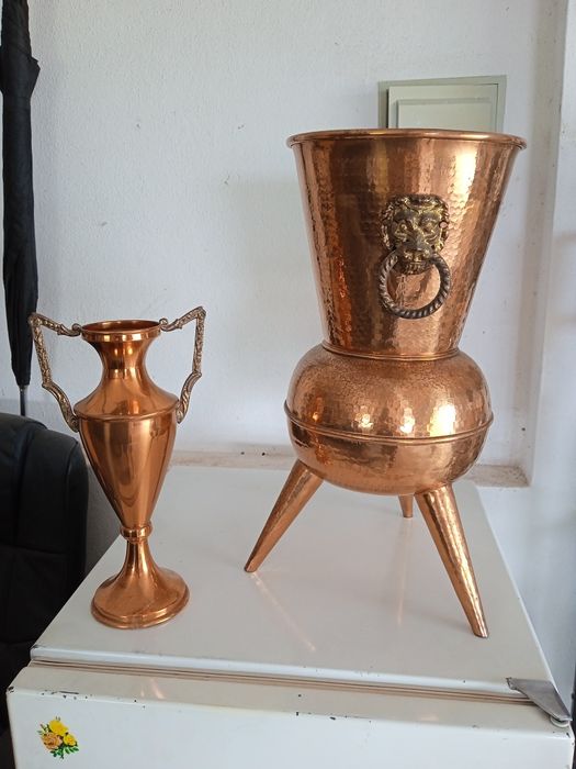 Jarras em cobre cinzelado