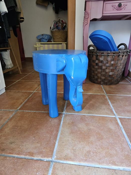 Banquinho Infantil / Decorativo em Forma de Elefante (Madeira Maciça)