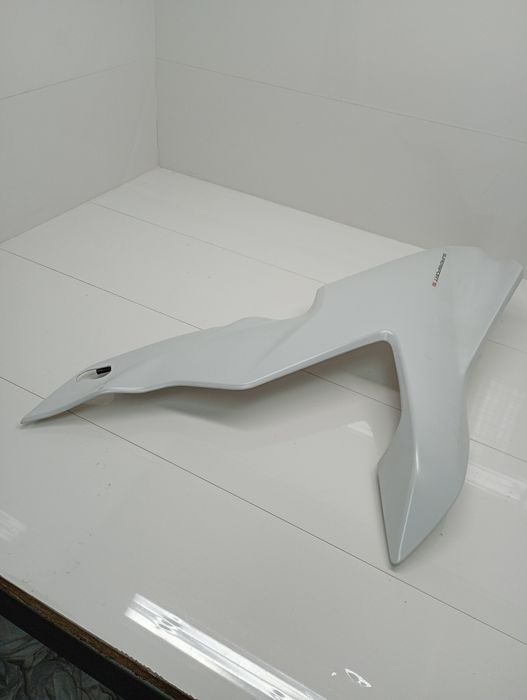 Lewy bok Ducati supersport 937