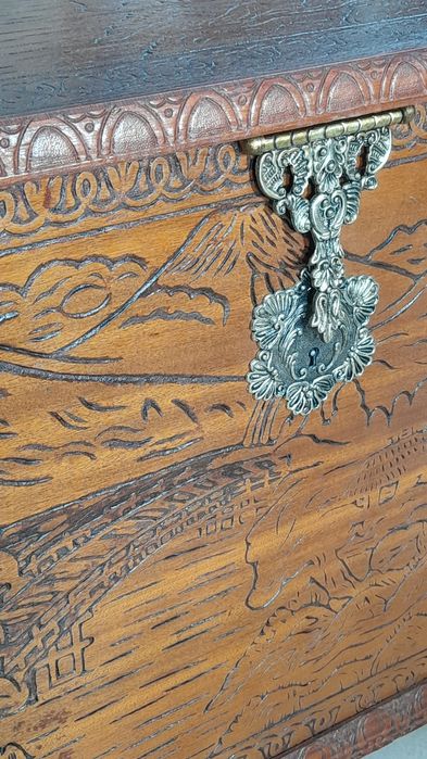 Baú de madeira antigo