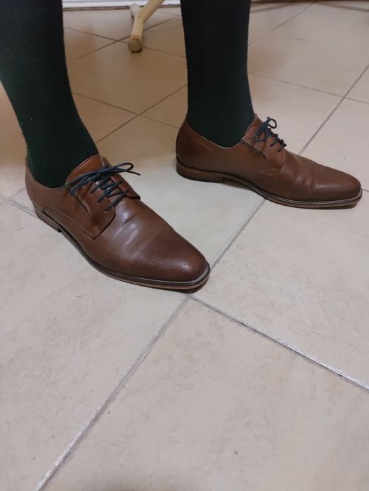 Sapatos de couro castanhos semi-novos