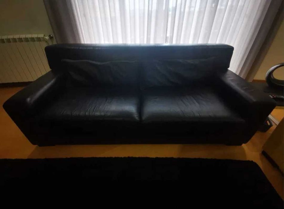 Sofá de 3 lugares  preto pele genuína excelente estado para desocupar