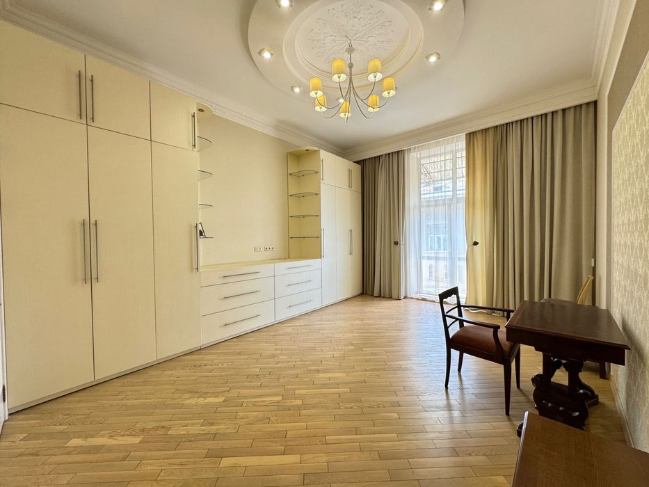 Продаж 3 кім. квартири вул. І. Франка - історичний центр Львова