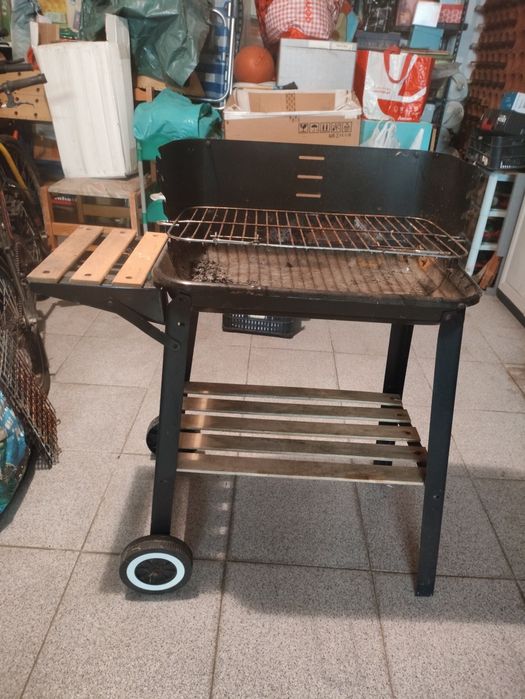 Grelhador a carvão de fácil transporte