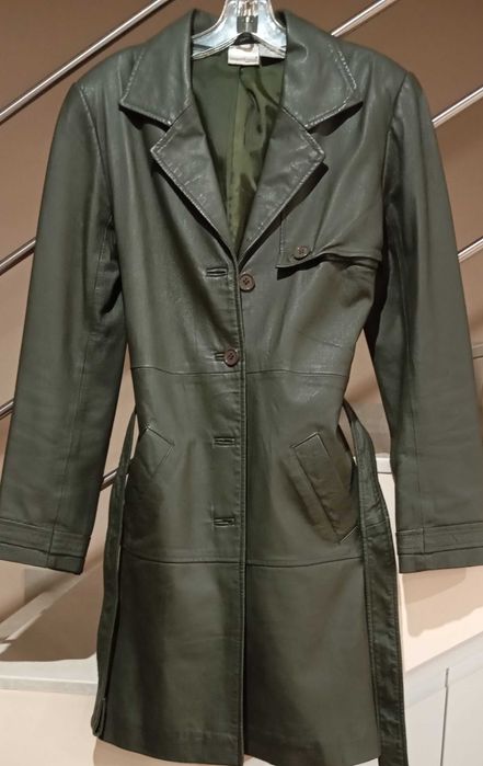 Casaco em pele, forrado, pouco usado, em excelente estado.