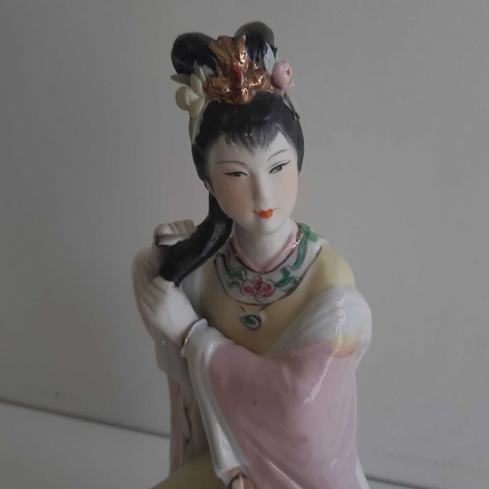 Antiga Estatueta Porcelana Chinesa 23cm Senhora Geisha a Arranjar o Cabelo