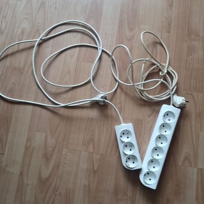 Za dwa przedłużacze  3 i 6 gniazdek