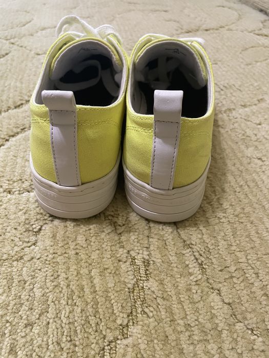 Продам кеди Guess