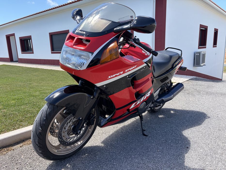 Honda CBR 1000F de 1991 em estado de coleção