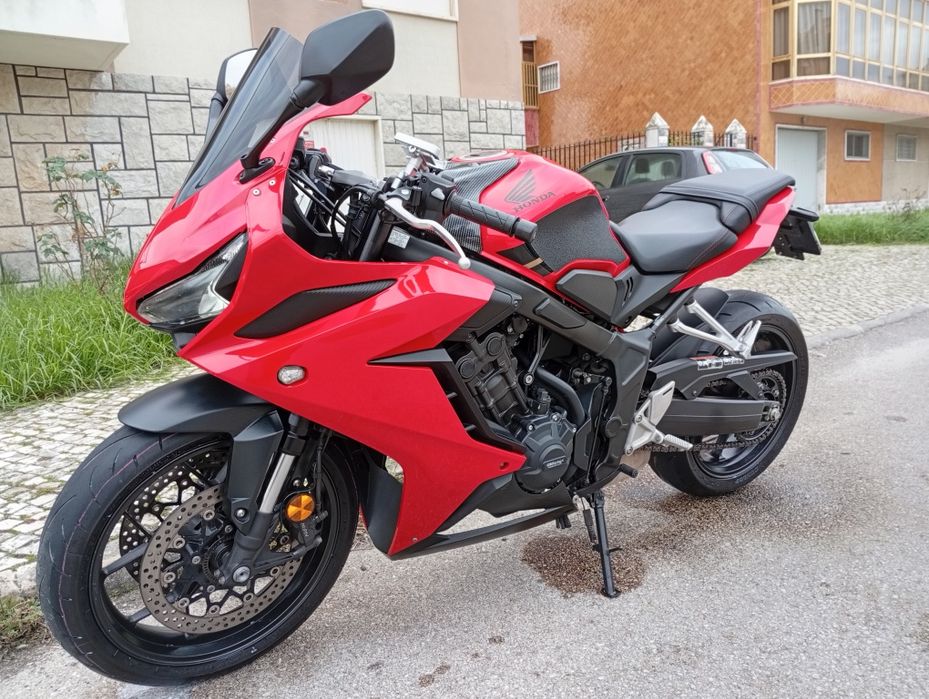 CBR 650 R vermelha
