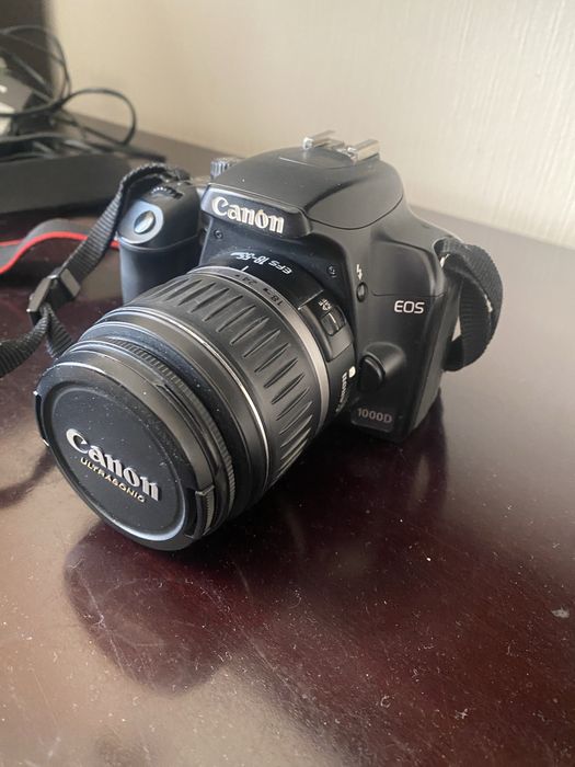 Фотоапарат Canon  D1000