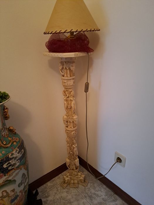 Coluna e candeeiro estátua