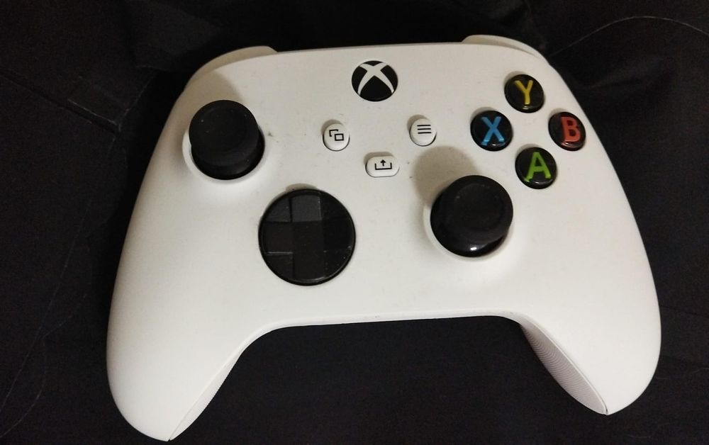 Xbox One S + Comando Xbox Series X|S