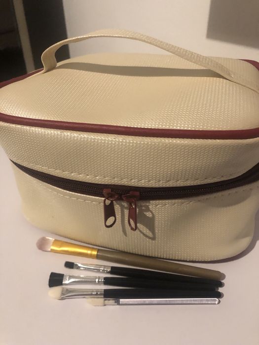 Kosmetyczka + pędzle do makijażu