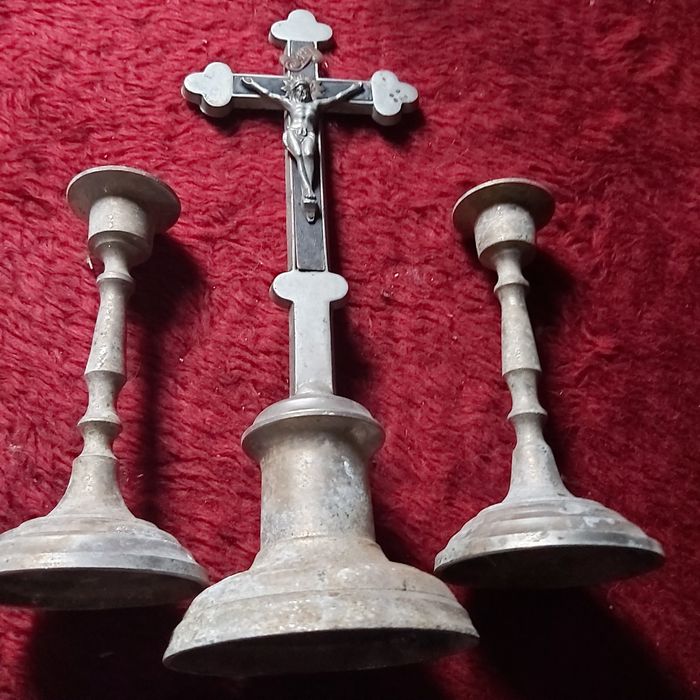 Zabytkowy krzyż krucyfiks