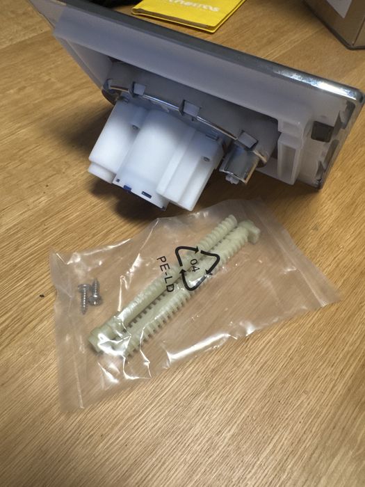 Placa de autoclismo com sistema de acionamento
