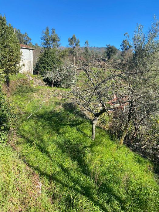 Moradia em pedra para recontrução com vistas panoramicas.