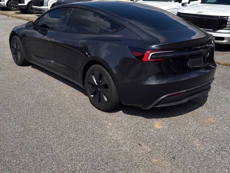 Tesla Model 3      2025