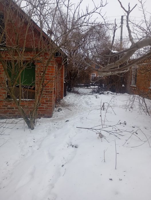 Земельна ділянка з будинком та гаражем