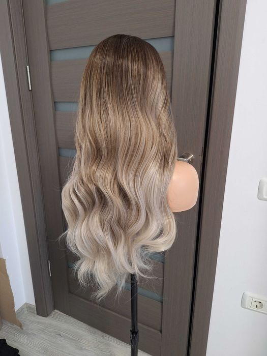 Peruca longa ondulada loira com renda