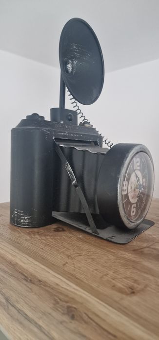 Stylowy zegar dekoracyjny w klimacie retro - aparat