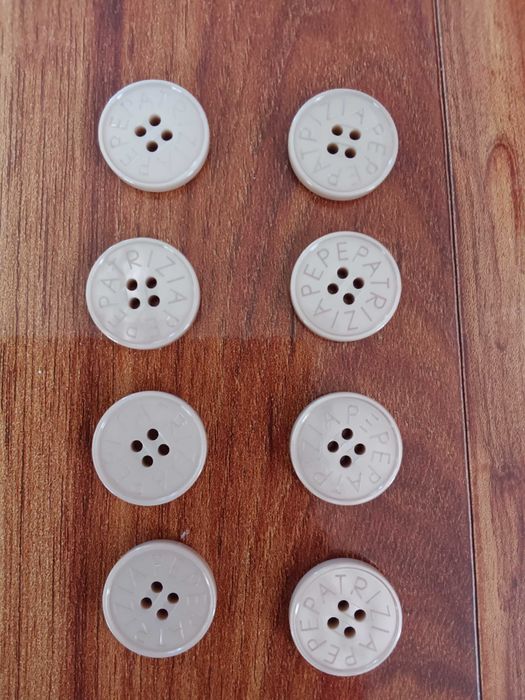 Oryginalne guziki Patrizia Pepe z wysokiej jakości tworzywa