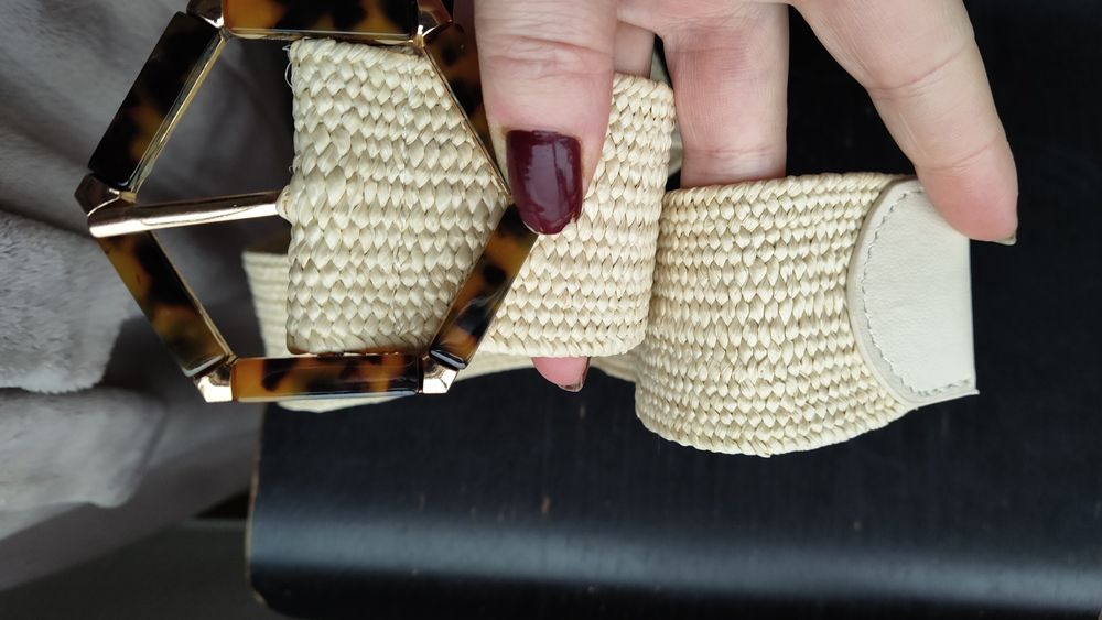 Cinto bege com fivela