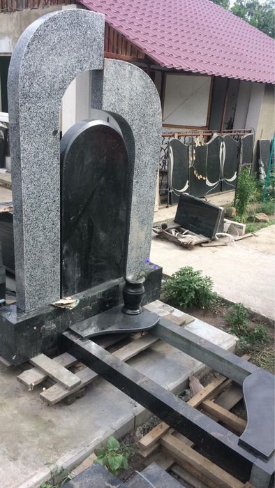 Пам’ятники гранітні з художнім оформленням від 6200 грн