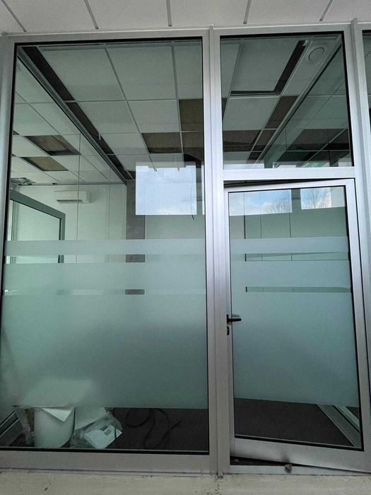 Divisórias em Alumínio natural e vidros 6 gabinetes