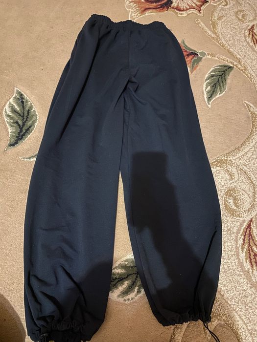 продаю дві  одні штани і 3 топа