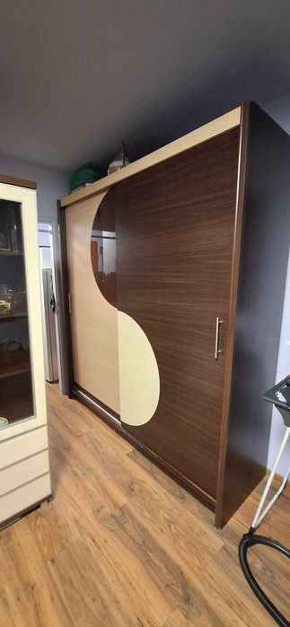 Duża szafa kremowo brązowa