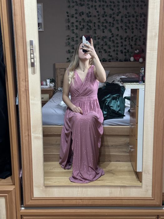 Różowa brokatowa sukienka